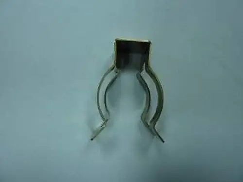Clip zur Befestigung eines Wärmetauschers, erkennbar durch seine offene, klammerartige Form. Produkt von Remeha, geeignet für Heizungsinstallationen.